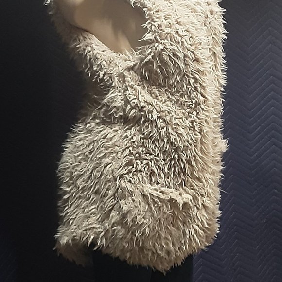 Code faux fur hooded vest - Picture 2 of 4